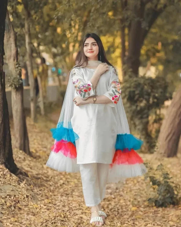 Kurti mit bestickten Ärmeln, Rüschen-Dupatta und Hose (dreiteiliger Anzug), bestickte Kleider für Damen