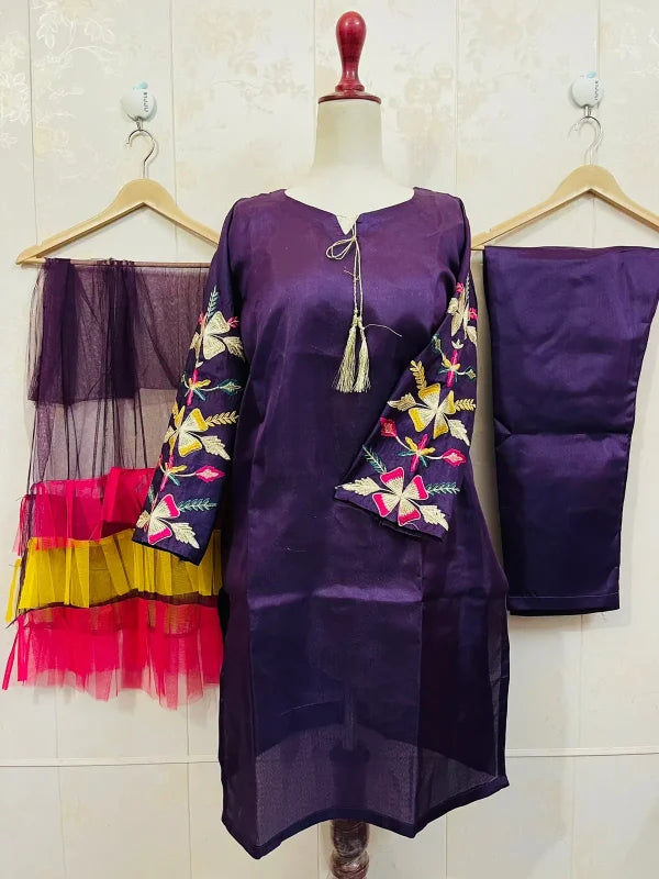 Kurti mit bestickten Ärmeln, Rüschen-Dupatta und Hose (dreiteiliger Anzug), bestickte Kleider für Damen