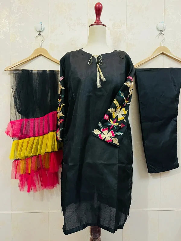 Kurti mit bestickten Ärmeln, Rüschen-Dupatta und Hose (dreiteiliger Anzug), bestickte Kleider für Damen
