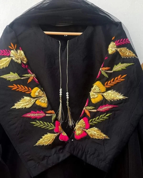 Kurti mit bestickten Ärmeln, Rüschen-Dupatta und Hose (dreiteiliger Anzug), bestickte Kleider für Damen