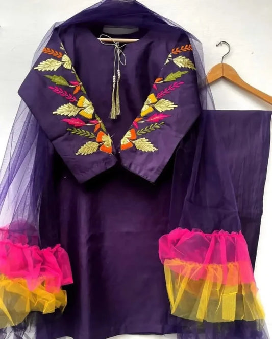 Kurti mit bestickten Ärmeln, Rüschen-Dupatta und Hose (dreiteiliger Anzug), bestickte Kleider für Damen