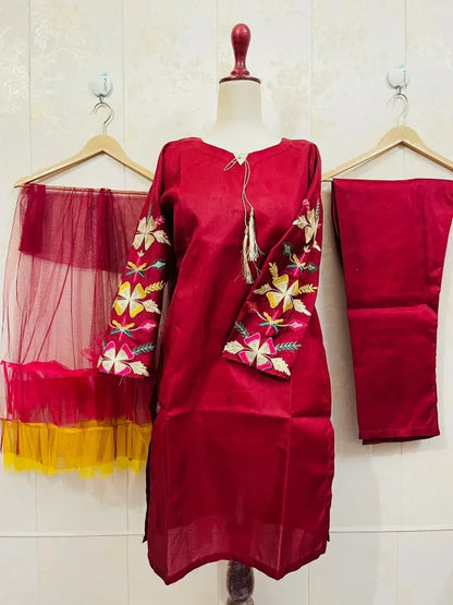 Kurti mit bestickten Ärmeln, Rüschen-Dupatta und Hose (dreiteiliger Anzug), bestickte Kleider für Damen